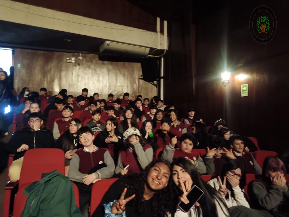 Estudiantes de 7mo y 8vo básico disfrutan de la obra "Caído del cielo" en el Teatro Diego Rivera