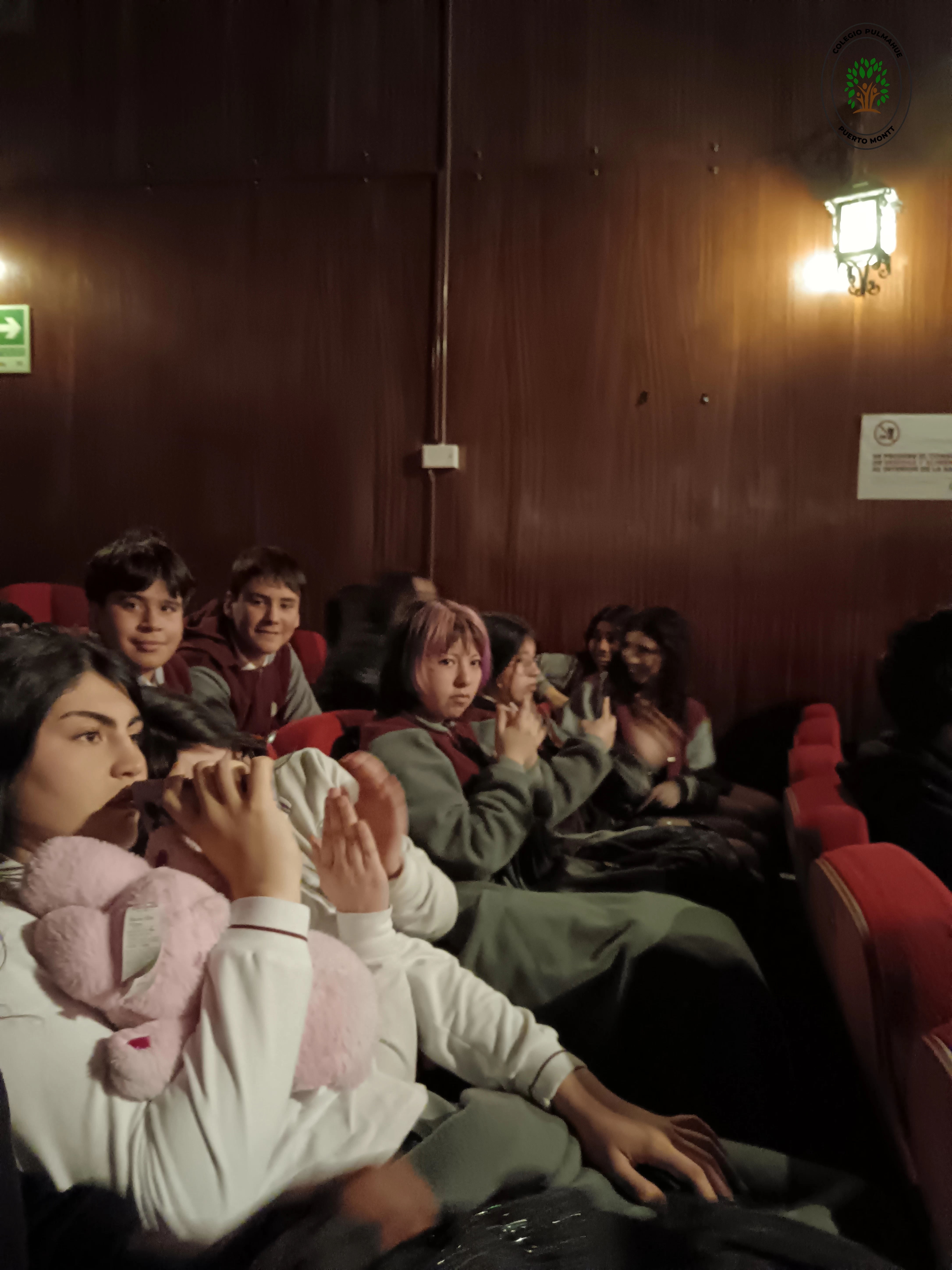 Imagen de la noticia: Estudiantes de 7mo y 8vo básico disfrutan de la obra "Caído del cielo" en el Teatro Diego Rivera