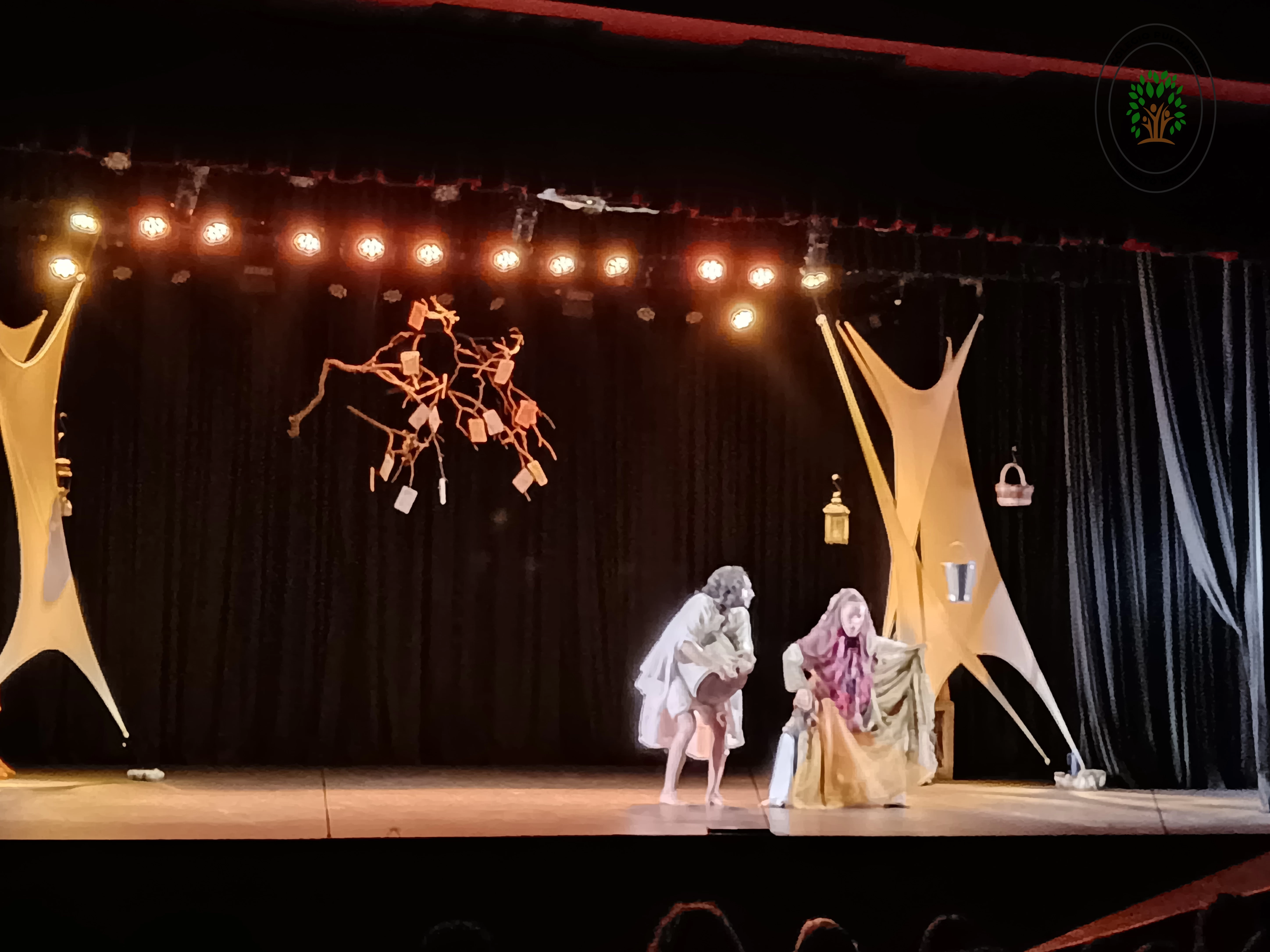 Imagen de la noticia: Estudiantes de 7mo y 8vo básico disfrutan de la obra "Caído del cielo" en el Teatro Diego Rivera