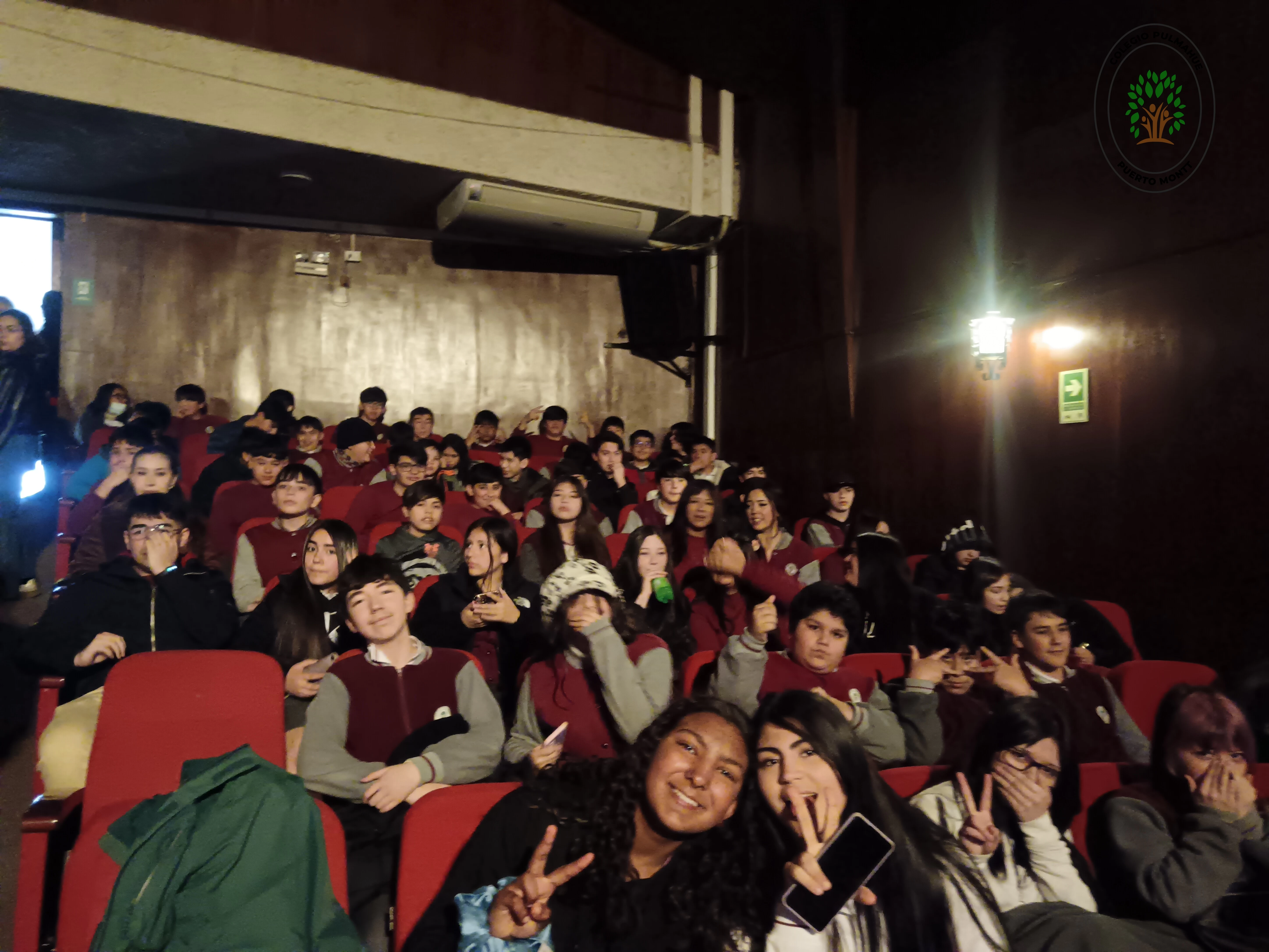 Imagen de la noticia: Estudiantes de 7mo y 8vo básico disfrutan de la obra "Caído del cielo" en el Teatro Diego Rivera