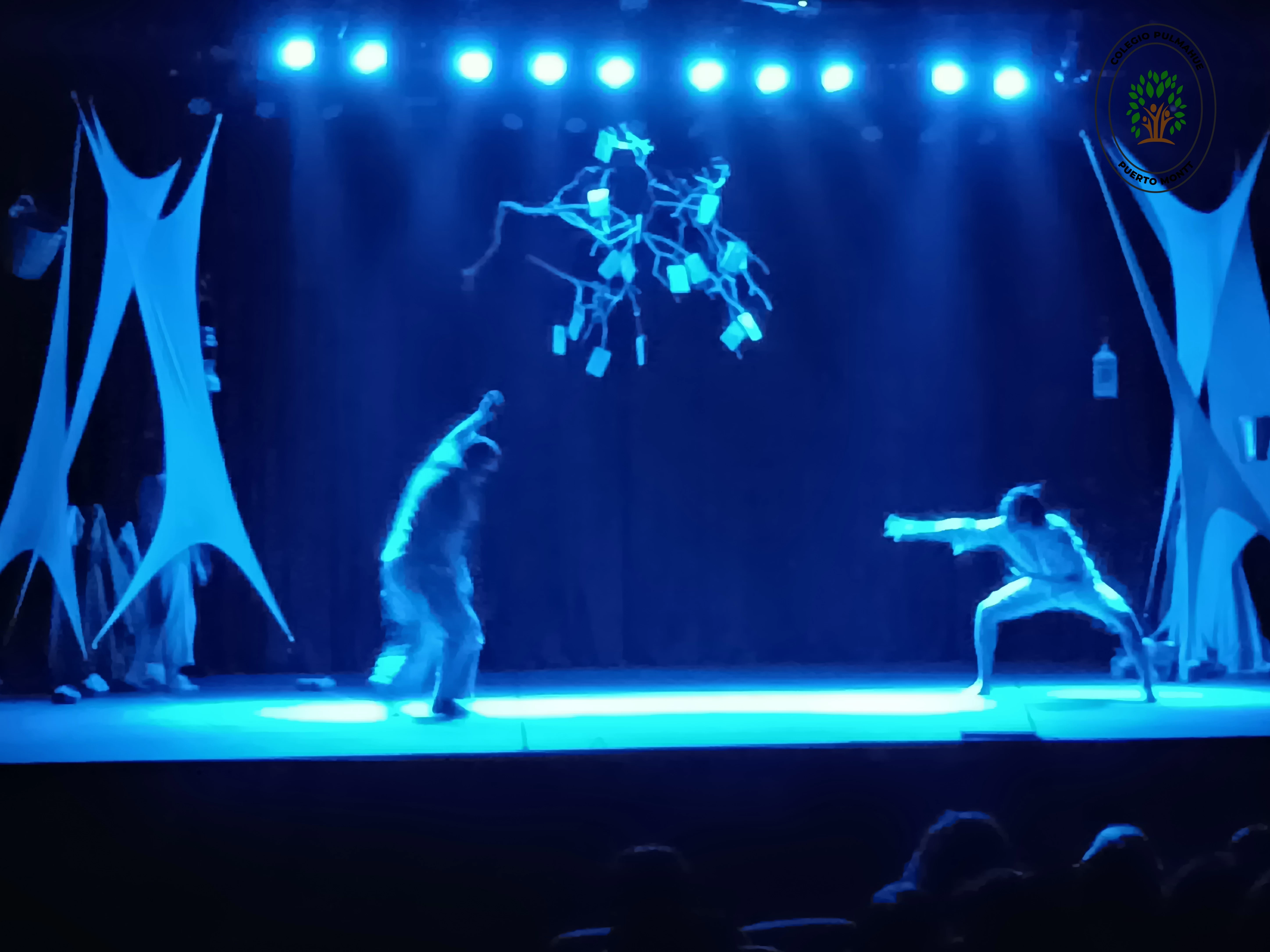 Imagen de la noticia: Estudiantes de 7mo y 8vo básico disfrutan de la obra "Caído del cielo" en el Teatro Diego Rivera