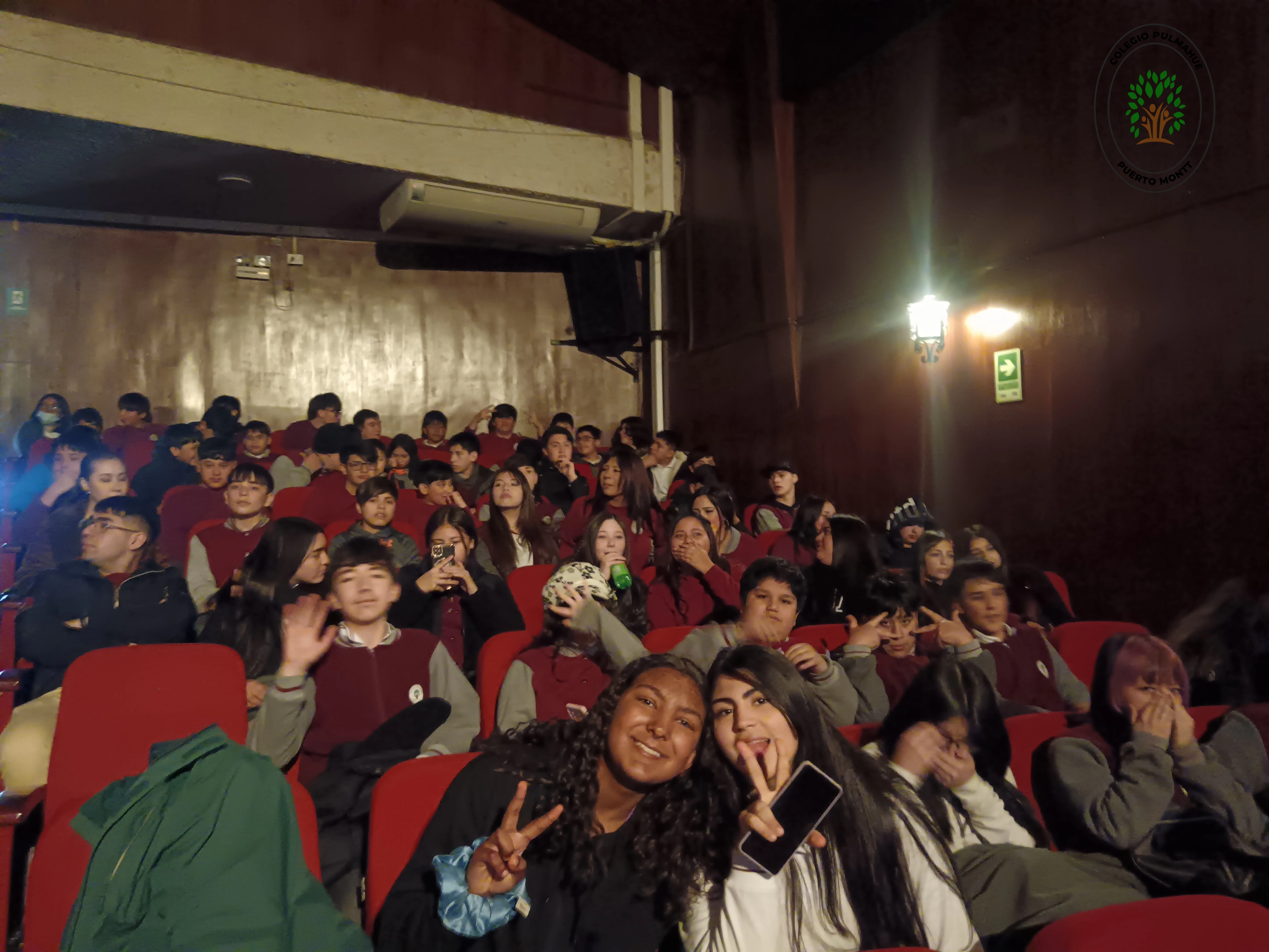 Imagen de la noticia: Estudiantes de 7mo y 8vo básico disfrutan de la obra "Caído del cielo" en el Teatro Diego Rivera