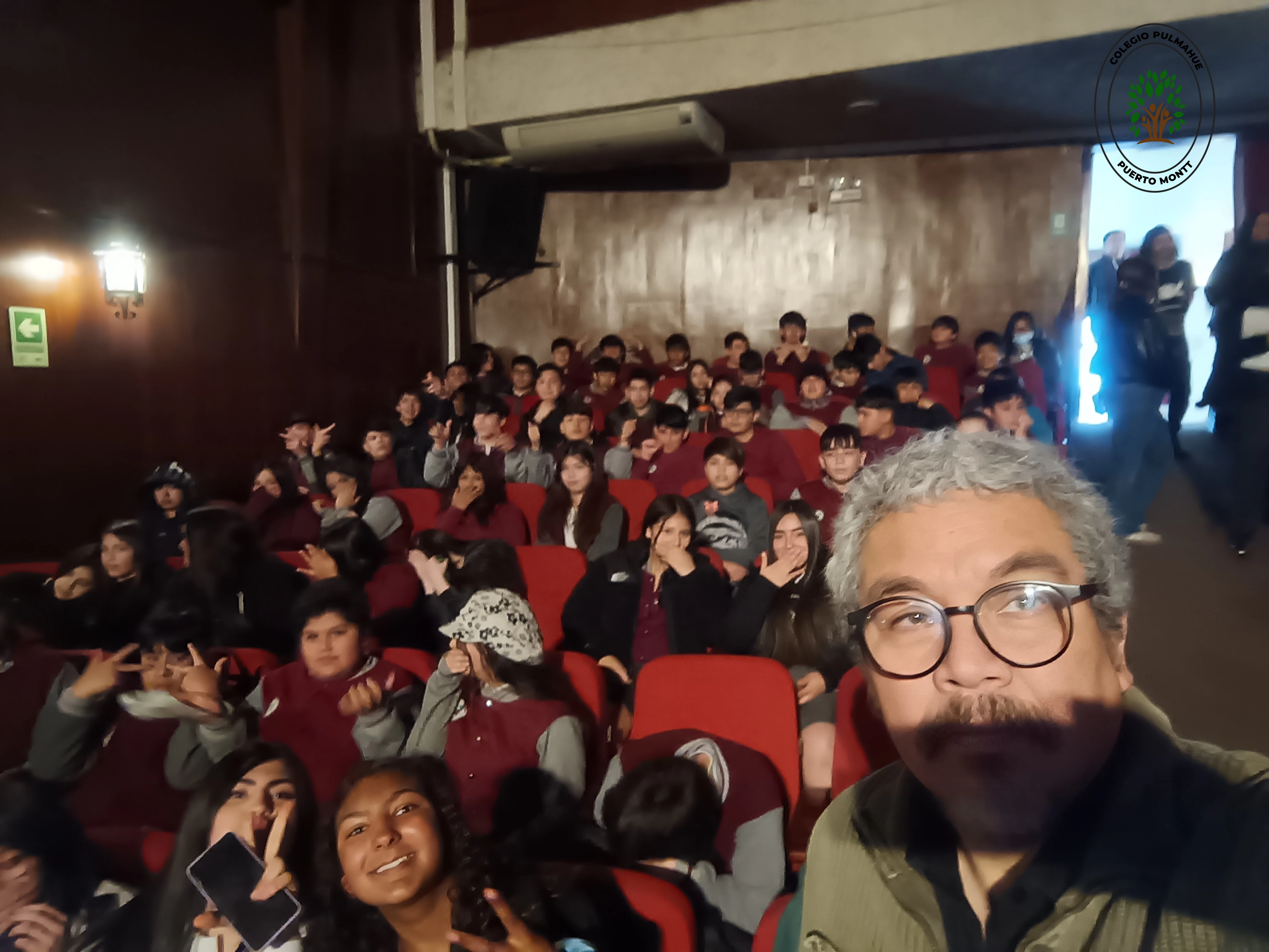 Imagen de la noticia: Estudiantes de 7mo y 8vo básico disfrutan de la obra "Caído del cielo" en el Teatro Diego Rivera