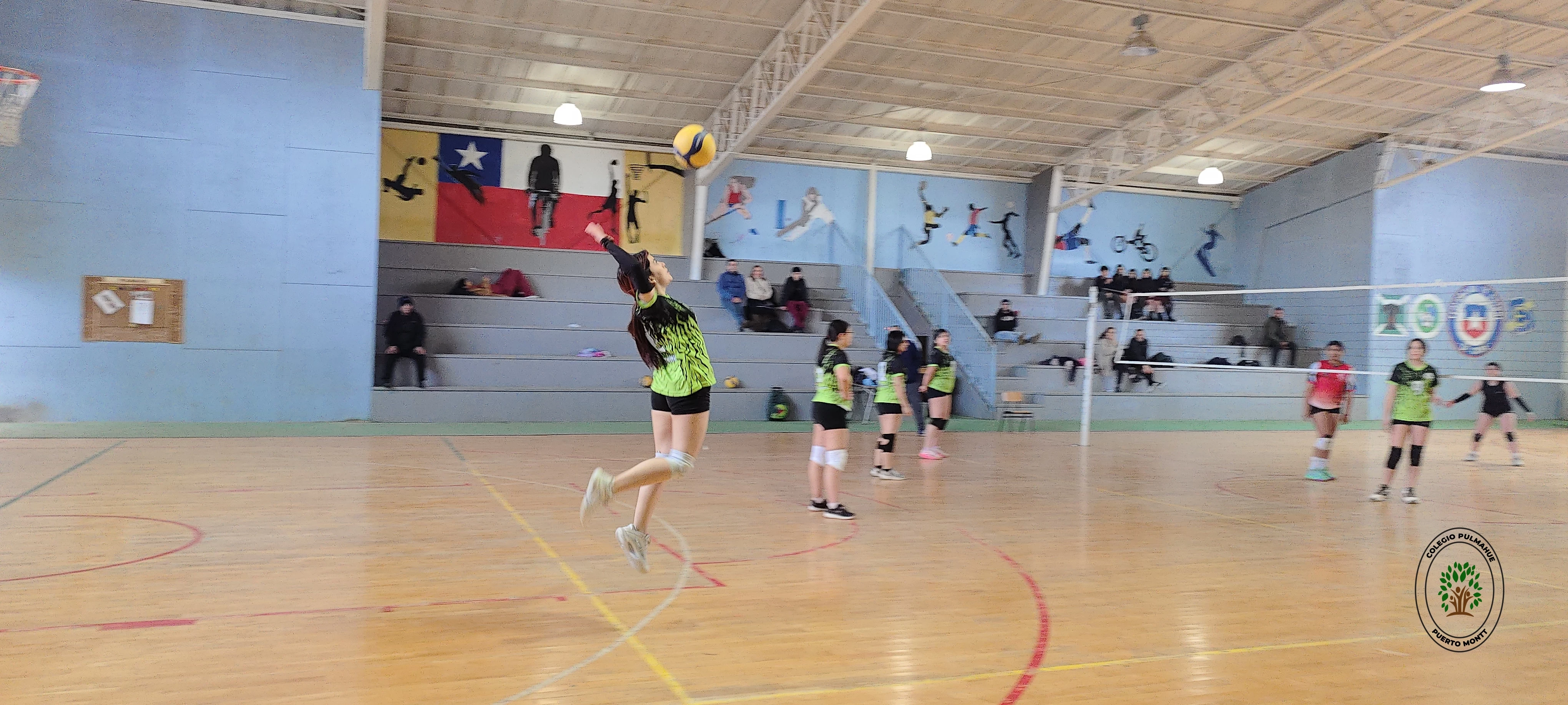 Imagen de la noticia: ¡Gran jornada de voleibol! La selección femenina de enseñanza media enfrentó al Colegio Chileno Americano